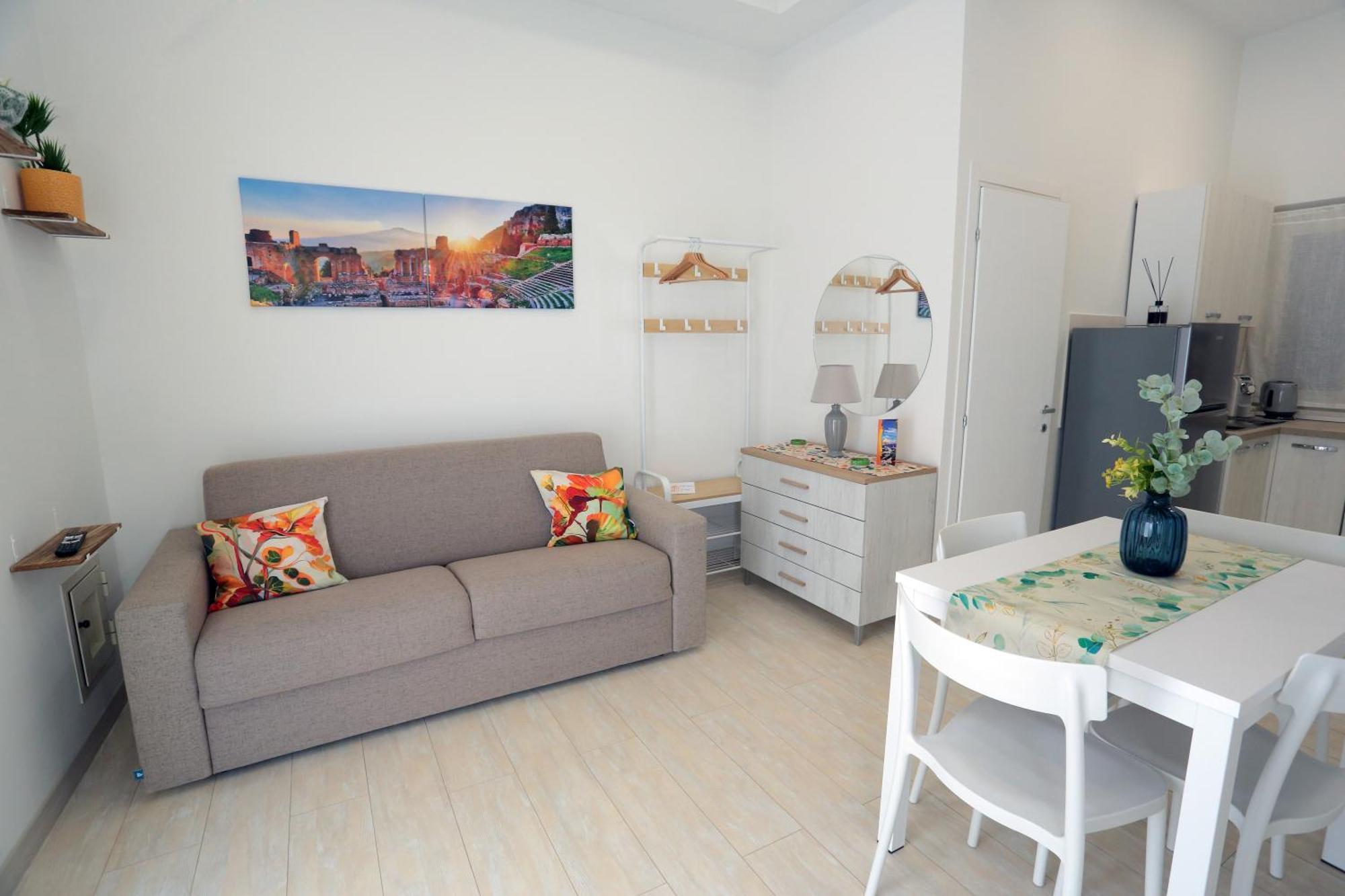 Theos Holidays Giardini Naxos